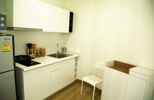 Rama 9 Apartment | Cozy and minimal big studio room with 2 sides of full glass wall