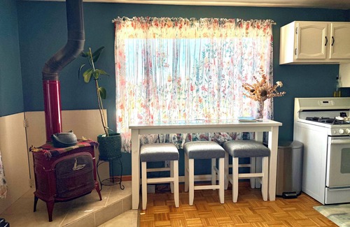 Happy Valley Cottage | Cozy and private. 6 min drive to Beach with volcanic views.