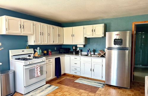 Happy Valley Cottage | Cozy and private. 6 min drive to Beach with volcanic views.