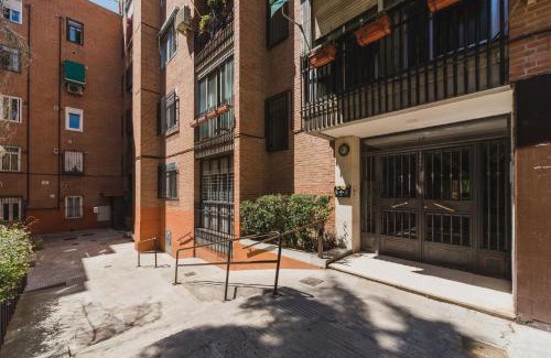 Moncloa-Aravaca House | Cozy and Stylish Room with Natural Light and Vibrant Decor