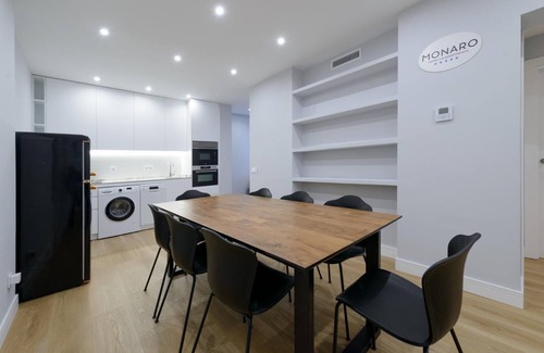 Palos de la Frontera Apartment | Cozy Apartment Near Atocha Station and Reina Sofía Museum
