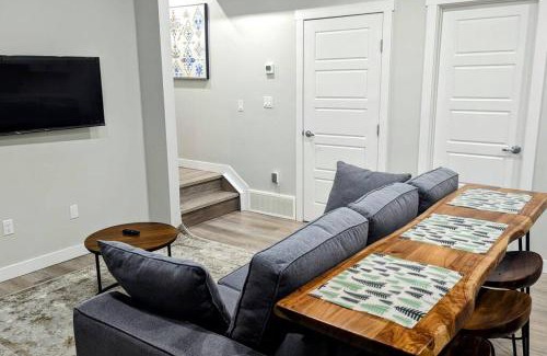 Northeast Edmonton House | Cozy basement for a lovely stay & perfect for WFH