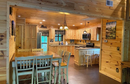 Gatlinburg Cabin | Cozy bear enjoy the peaceful quite and wildlife.