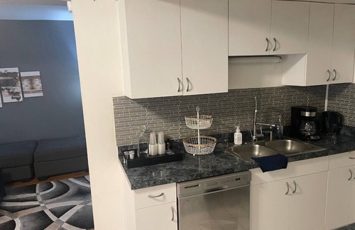 North Kenwood Condo | Cozy Beautiful Condo