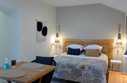 Herouvillette Bed & Breakfast | Cozy bed and breakfast 10 mn from beaches and main sites of the 1944 landings.
