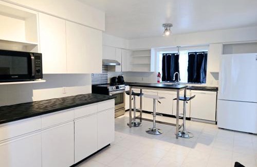 Burnaby House | Cozy Boho Room at the Heart of Vancouver! Private Parking, Self Check-in & just 4 mins to Metrotown!