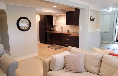 Langley House | Cozy & Bright 3 Bedroom, 2 Bath Basement Suite