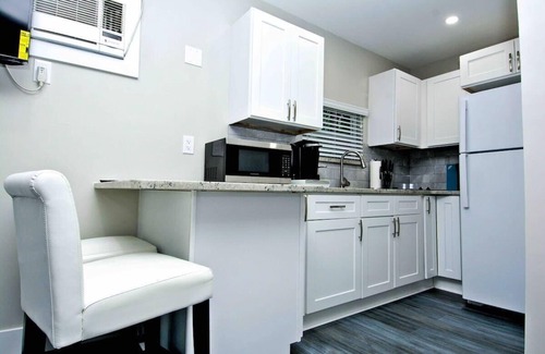 Mango Groves Condo | Cozy & Bright Condo w/Balcony/Deck Steps2Downtown