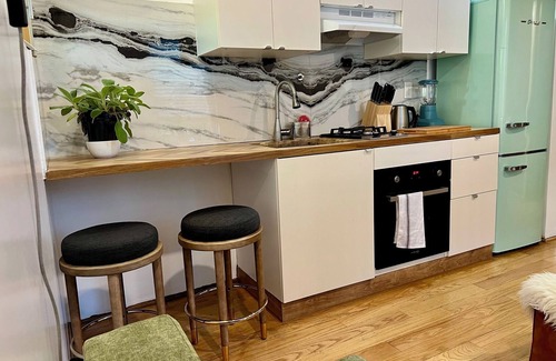 Queens Apartment | Cozy Bright Rockaway Beach House Very Close to Train and Ferry