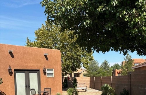 North Valley House | Cozy bungalow in charming Albuquerque near Balloon Fiesta Park with Mtn. Views