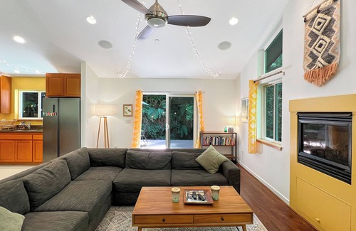 Guerneville House | Cozy cabin deep in the redwoods/WiFi & Hot Tub