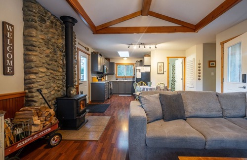 Metchosin Cabin | Cozy Cabin Getaway. Fireplace, king bed, hot tub, Pet OK.