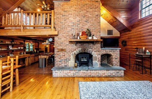 Suplee Cabin | Cozy cabin in Honey Brook,PA with hot tub, jacuzzi, large outdoor deck and more!