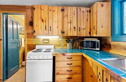 Rhododendron Cabin | Cozy Cabin near Mt Hood with Hot Tub