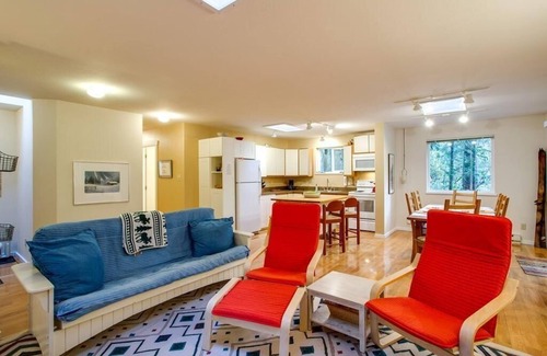 Warnick House | Cozy Cabin with a Hot Tub, Wi-Fi and Pet OK