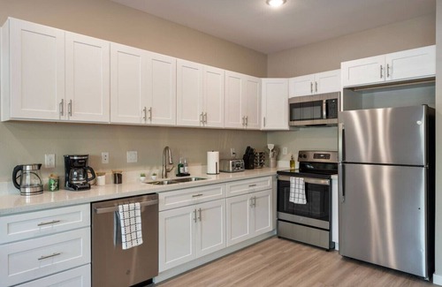 Orchards Estates Apartment | Cozy Cactus I 5 Bed Suite w/Pool I Stadium & Golf