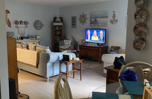 East Naples Condo | Cozy condo, 4 miles to the beach and only 3 miles to downtown 5th Avenue!