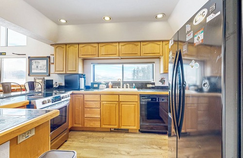 Fraser House | Cozy condo w/a private hot tub & Fraser Valley views