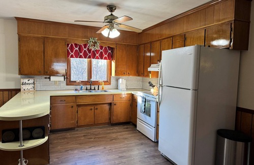 Redwood House | Cozy Cottage Close to Rocky Mount with Pool Table!