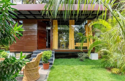 Morjim House | Cozy cottage in lush green 2 min Morjim beach