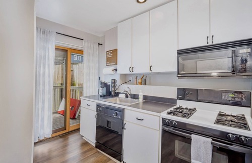 Roselawn Finance Cottage | Cozy Cottage In The Heart Of Hyde Park 1 Bedroom Home by RedAwning