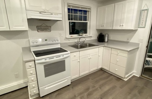 Snug Harbor Cottage | Cozy Cottage in Snug Harbor, minutes to the beach (pet friendly)