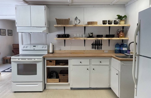 Central Alberta Cottage | Cozy Cottage near Ski Hill Retreatn-Sleeps 4