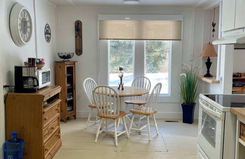 Central Alberta Cottage | Cozy Cottage near Ski Hill Retreatn-Sleeps 4