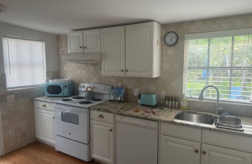 Hobe Sound Cottage | Cozy cottage retreat walking/biking distance to downtown Hobe Sound and Beach