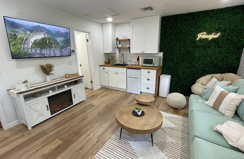 Lake Mary Cottage | Cozy Cottage Retreat – Queen Bed, Fire Pit & Private Lanai