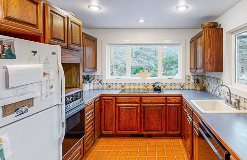 Neskowin House | Cozy cottage with rooftop terrace & entertainment - near beach