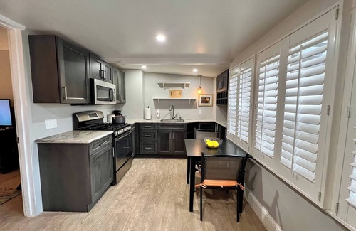 Downtown Burlingame Bed & Breakfast | Cozy Downtown Burlingame Apt. | Easy Parking | 1/1