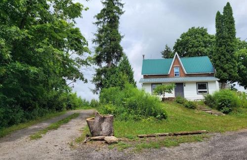 Windham Centre House | Cozy Farmhouse 10 Minutes From The Beach!