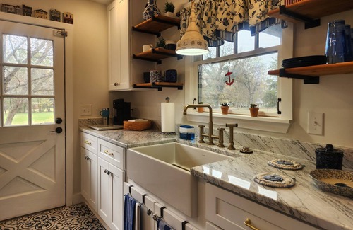 Warrenton Other | Cozy farmhouse with kitchenette, pool & bbq in historic downtown Warrenton NC.