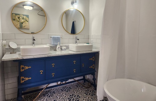 Warrenton Other | Cozy farmhouse with kitchenette, pool & bbq in historic downtown Warrenton NC.