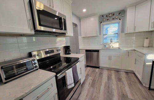 Berkley House | Cozy * Freshly Remodeled 2BR Home