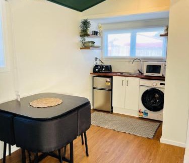 Redwood House | Cozy Fully Equipped Unit 12 noon check in