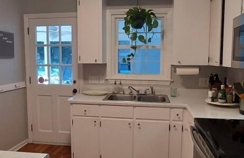 South Harbor Island House | Cozy Harbor Island Cottage
