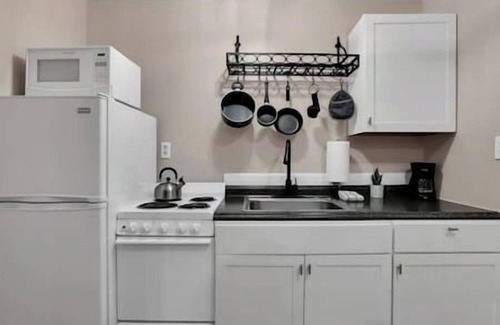 Ray House | Cozy Hillside Hideaway - Fast Wifi! - Hot Tub & Grill