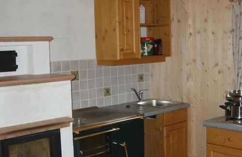 Lassing Apartment | Cozy holiday home with a tiled stove