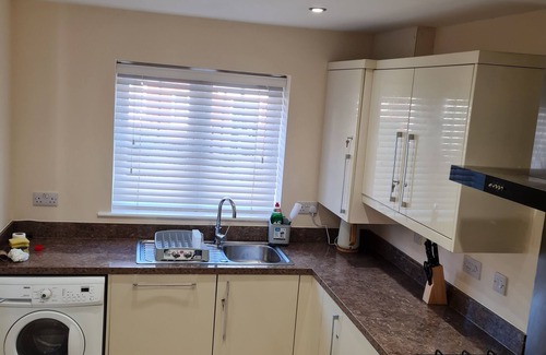 Peterborough House | Cozy Holiday Home for Your Family. Only 5 Miles From the Station