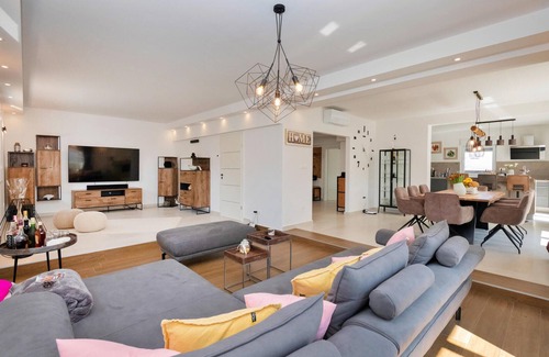 Trilj House | Cozy home in Kosute with sauna