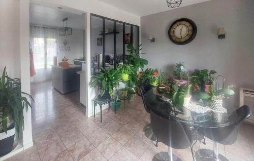 Le Vaumain House | Cozy Home In Le Vaumain With Kitchen