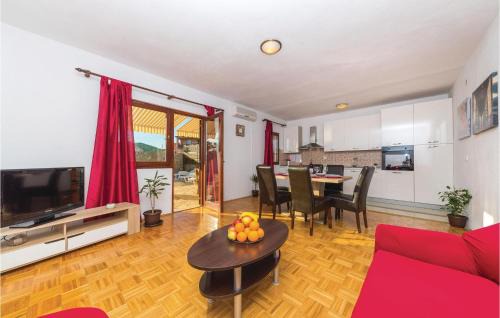 Primorski Dolac House | Cozy Home In Primorski Dolac With Wifi