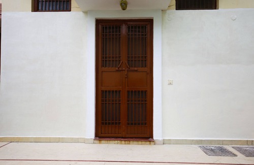 Vrindavan House | Cozy Home Stay in Vrindavan right behind Iskcon temple with modern facilities.