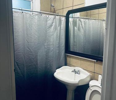 Greater Grand Crossing Apartment | Cozy in Hyde Park Greater Grand Crossing