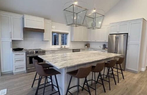 Lakeshore House | Cozy Lakefront Retreat