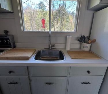 Windermere House | Cozy lakeside Cottage on 3 Mile Lake with Wifi