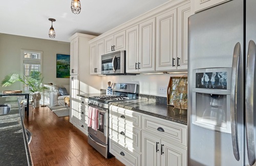 Forest Beach House | Cozy Lakeview Carriage House – Your Perfect Vacation Escape!