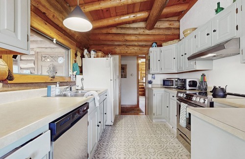 Weston Cabin | Cozy log cabin w/wood-burning fireplace, balcony, close to recreation, pond